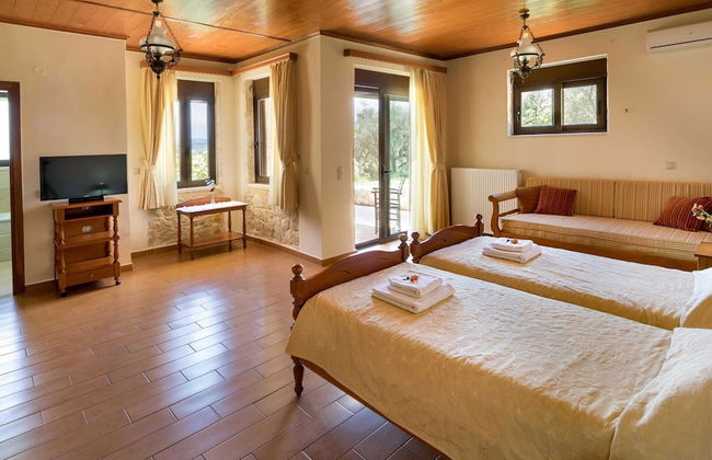 Villa in Tavronitis With Pool & Stunning Views - Photo 8