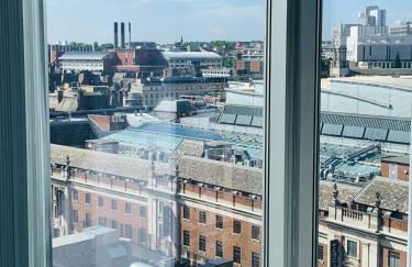 Award Winner of 2026 &2025 traveller & Best guest rated apartment, two bedroom, #1 Leeds city centres most central location, Great 180 degree views,balcony , PARKING onsite, Netflix & WiFi - Foto 33