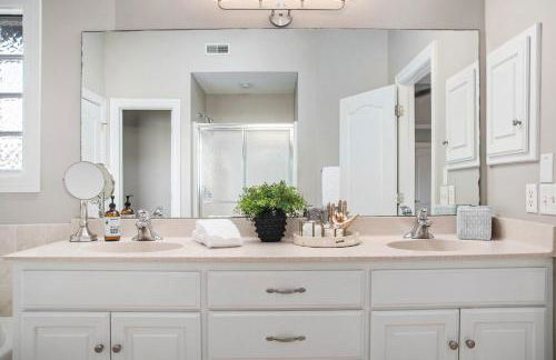 Stunning 5BR Villa Large Hot Tub & Scenic Yard - Foto 35