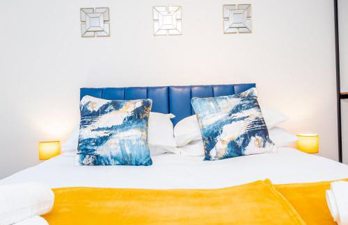 Spacious Home near Heathrow & Windsor with Parking - Photo 36