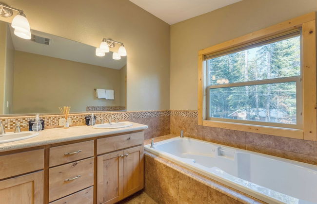 Washoe Chalet by Avantstay Game Room, Hot Tub, Putting Green & Fire Pit - Foto 25