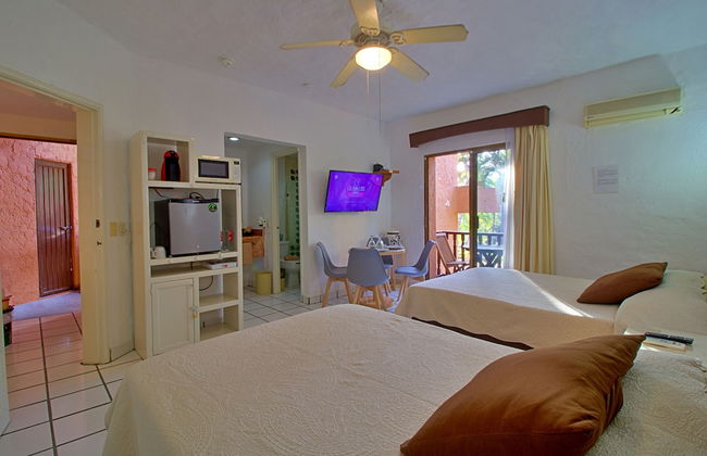 Villa Facing the Beach in a Large Terrace 7 Pools, Tennis Courts, 247 Security - Foto 1