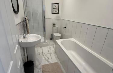 ResiLets Barnard St NEW Large 4 Bed House, Contractor Stays, Central - Foto 16