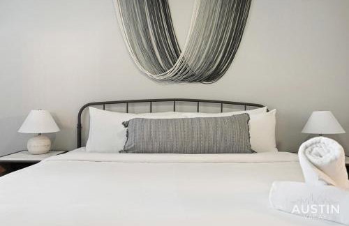 West Campus Accommodations Pool and King Bedrooms - Foto 20