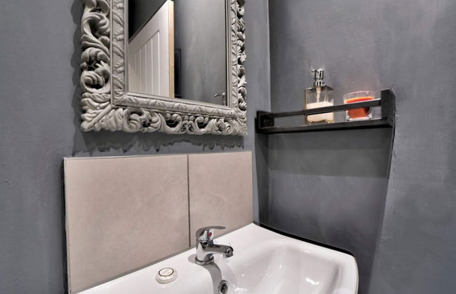 Cozy Guest Lodge With a Large Secluded Garden - Photo 12