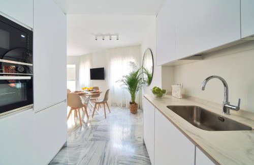 Modern City Centre Apartment w/ Terrace & Fast WIFI - Foto 6