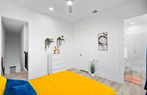 Modern 2BR l Pet-Friendly l Private Baths - Foto 26