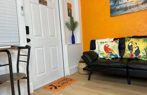 Sleeps 3, Casa Tropical in Miami - Foto 1