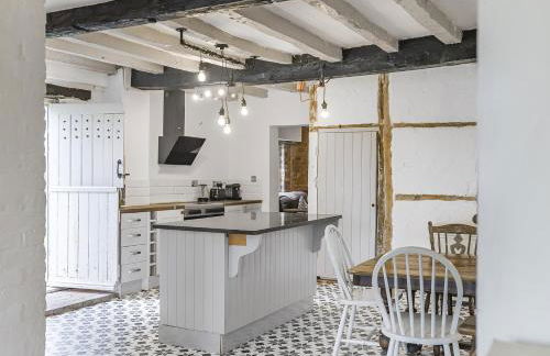 6 Bedroom Country Cottage with Hot Tub - Photo 3