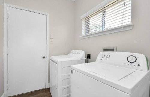 Tranquil 4-BR Oasis With Pool & Backyard Bliss! - Foto 8