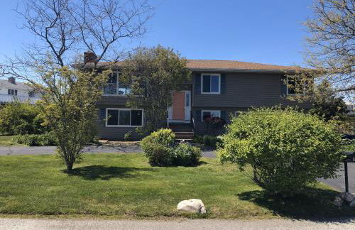 Spacious and Walk to the Beach with Central AC and Outdoor Shower - Photo 1