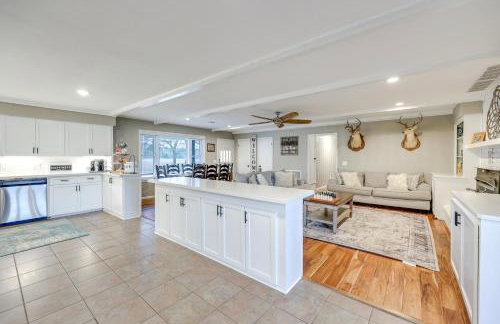 Deck and Views Spacious Lake House Escape - Foto 10