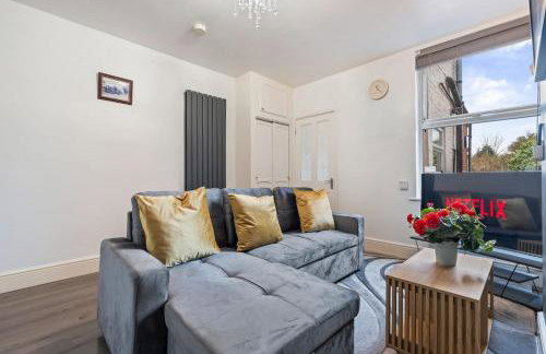 Modern 2 bed home - sleeps 5 - free parkng - Photo 13