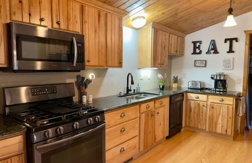 The Carriage House Walk to River Lake In Town - Foto 16