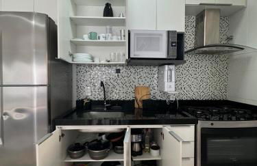 Apartamento na Praia das Toninhas em Ubatuba 350m da praia -2 quartos sendo 1 suite, piscina, varanda gourmet com churrasqueira, ar condicionado, cozinha completa, duas garagens - Foto 10