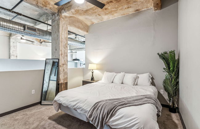 Luxury Historic Loft with Gym - Photo 66