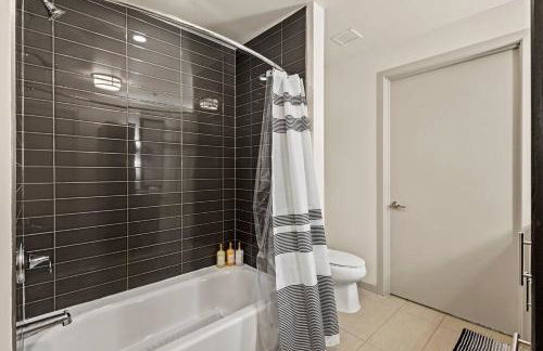 Beautiful Apt in Downtown W/ Pool | Parking - Foto 45