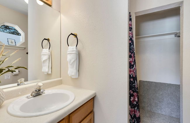 Downtown Windsor Home With Hot Tub & Pool Table - Foto 17