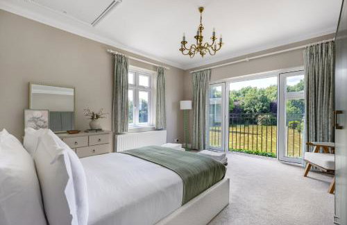 Merry Lakes - Luxury Lakeside Escape with Pool - Just 30 Minutes from London - Foto 35