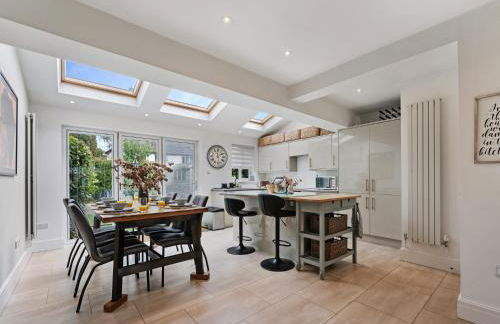 Pass The Keys Picture Perfect Haven in Didsbury Village - Free Parking & EV Station - Photo 11