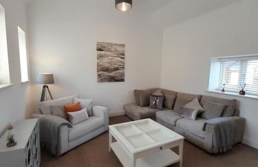 The Stables a Contractor Family 2 bed Town House in Central Melton Mowbray - Photo 1