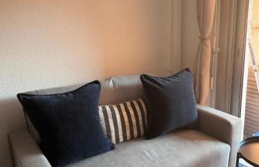 APPARTEMENT ET SA JOLIE TERRASSE Le Lavandou Saint Clair, a deux pas de la plage de St Clair, au calme, Studio tout équipé, clim, Wifi Fibre, TV connectée, lave linge, lave vaisselle, place de parking et plus, serviettes et draps fournis - Foto 17