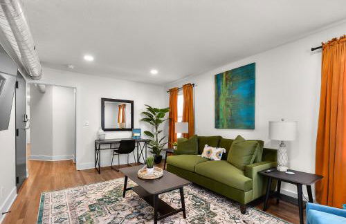 Retro Glam: Colorful Mid-Century Haven Apt 2 - Foto 1