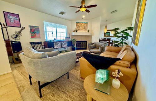 Epic Views, Huge House, Acres of J-Trees to explore, Hot Tub, Pool, AC, and Mini-Golf - Foto 4