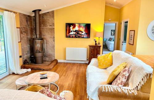 Hot Tub, Lake View, Peaceful Woodland Retreat - Photo 26