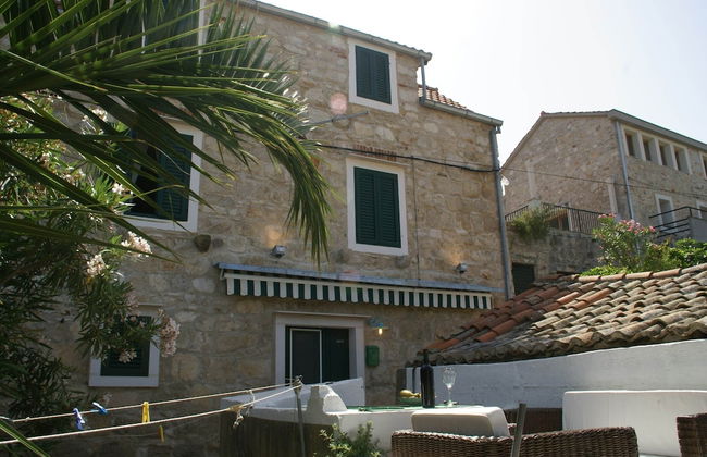 Traditional House With two Apartments - Photo 23