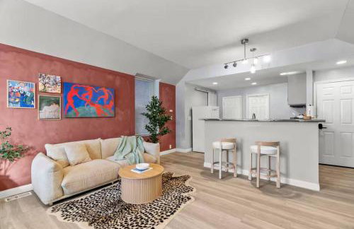 Stylish 2BR Dual-Kitchen Retreat Near Forest Park - Photo 16