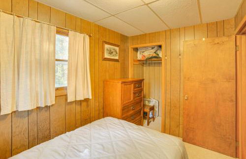 Dock and Fire Pit Lakefront Cottage in Gould City! - Foto 12