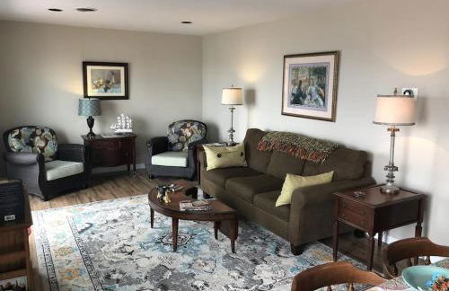 Anthony Beach - Seneca Lakefront Retreat w Covered Dock Lounge Area - Hot Tub & Fire Pit - Pets OK - Foto 8