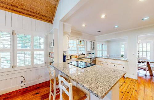 Classic coastal home with game room & private hot tub - walk to beaches - Foto 9