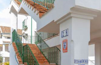 Elegant Marbella Apartment, 5-Pool Oasis, Sunlit Terrace, Garage - Photo 40