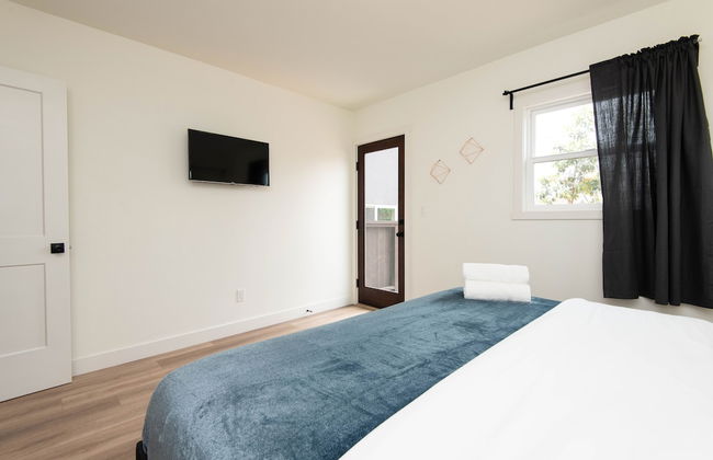 Epic House Near Griffith Observatory - Photo 1