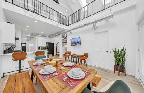 Stylish And Roomy Full House Dtwn - Photo 43