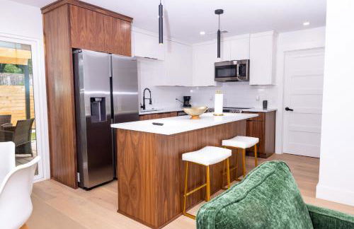 Luxe Retreat, Modern Gem with Private Backyard Oasis - Foto 16