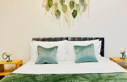 4BR Heathrow Base Free Parking Fast Wi-Fi - Foto 4