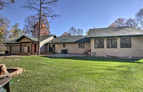 Cabin with Fire Pit and Movie Room, 1 Mi to Lake - Foto 38