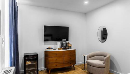 Historic Hotel, King Bed, Fast WiFi, Room # 104 - Photo 4