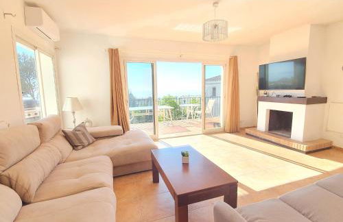 5 Bedroom Villa with HEATED Pool with breath-taking Sea Views, Walking distances to Shops Restaurants Beach - Photo 5