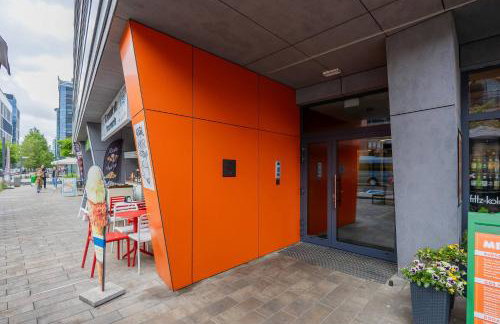 Metro Wola Apartment with Parking & AC next to Warsaw Rising Museum by Noclegi Renters - Foto 24