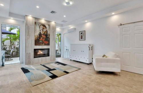 Lynoras Luxe Estate 3 bedroom 3 bath with Modern Design and Heated Pool - Foto 45