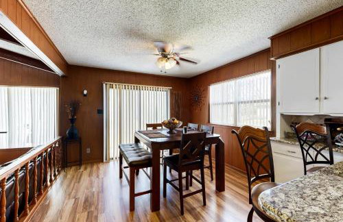 Laid-Back Lake House with Wraparound Deck - Foto 6