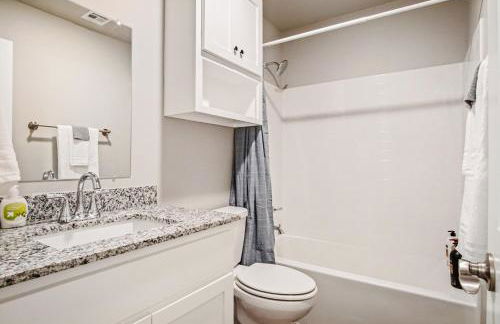 5BR Home Hot tub, fenced backyard #CO - Foto 44