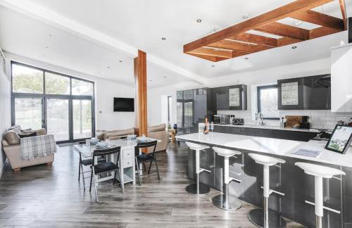 PRIVATE LUXURY BARN IN ITS OWN 0.75ACRES - Photo 3