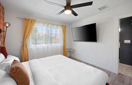 NEW Retro Escape 70's Vibes Wellness Game Room - Foto 32