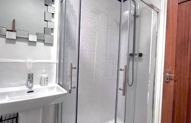 Stylish 3 Bed Home Near Newcastle & Sunderland Free Parking Sleeps 6 - Foto 14