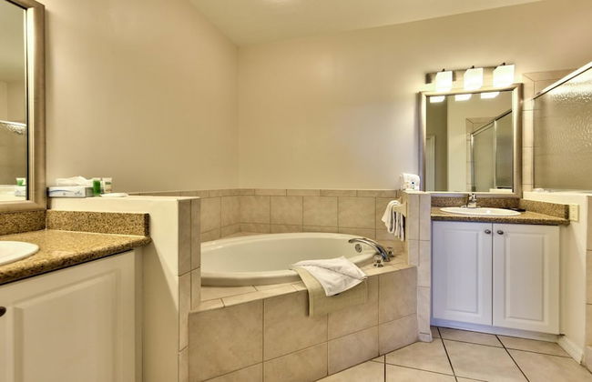 Genoa Vacation Rental: Stylish 2-BR Condo with Golf & Lake Views. Resort-Style Pool, Hot Tub, and Easy Access to Championship Golf. Minutes from Naples Beaches, 5th Avenue S, and Marco Island - Foto 20